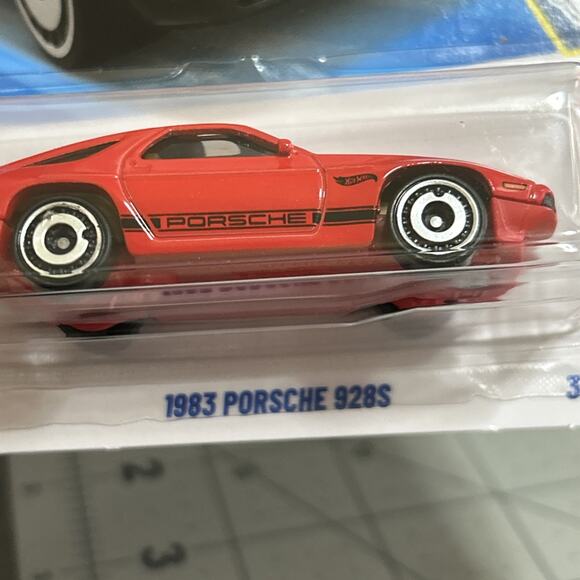 Hot Wheels 1983 Porsche 928S (2025 Series) - Picture 7 of 7
